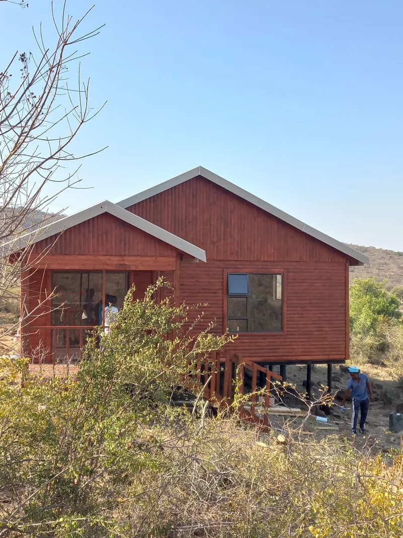Two-gable log home on a hillside